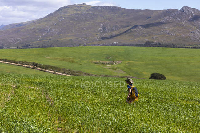 Giovane ragazzo a piedi, Stanford Valley Guest Farm, Stanford, Western Cape, Sud Africa. — Foto stock