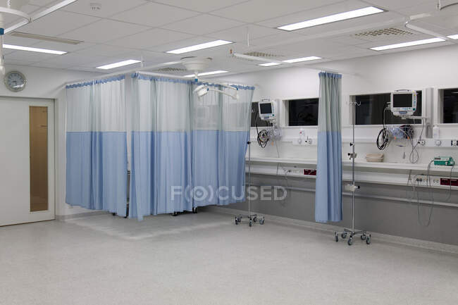 Sala di ricovero in un moderno ospedale, ricovero post operatorio, baie per pazienti con tende — Foto stock