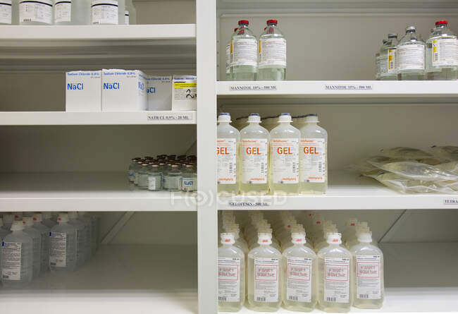 Современные больничные склады, полки с продуктами для лечения и больничные процедуры. — стоковое фото