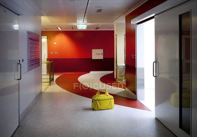 Corridor and waiting areas of a modern hospital with seating — Stockfoto