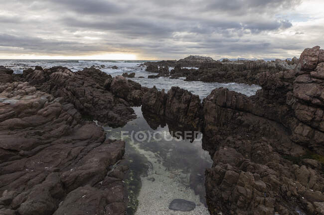 Rock formations and ocean, De Kelders, Western Cape, South Africa. — Stockfoto