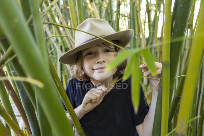 Jeune garçon dans la forêt de bambous, Western Cape, Afrique du Sud. — Photo de stock