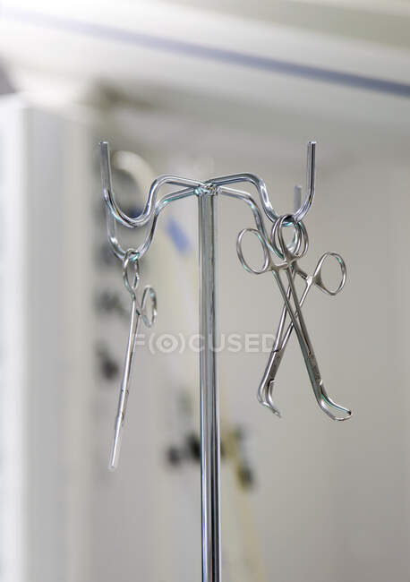 Instrumentos em um estande de metal em uma sala de operações em um novo hospital. — Fotografia de Stock