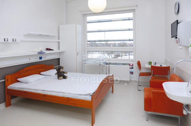 Комната для пациентов в современной больнице. — стоковое фото