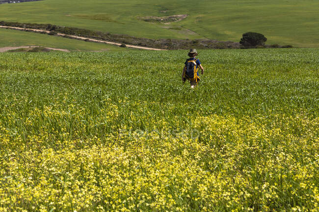 Giovane ragazzo a piedi, Stanford Valley Guest Farm, Stanford, Western Cape, Sud Africa. — Foto stock