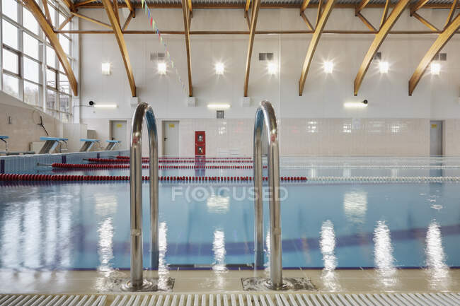 Steps into an indoor swimming pool — Stockfoto