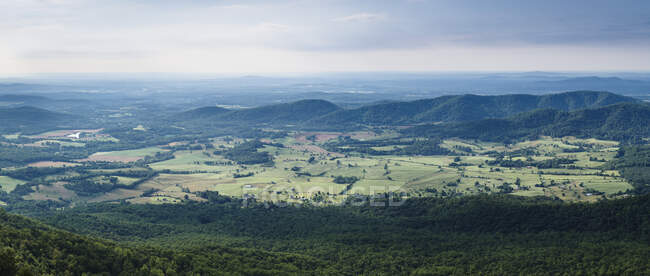 Blick auf das Shenandoah Valley, Aussicht über hügelige Landschaft, Felder und Bauernhöfe in Virginia. — Stockfoto