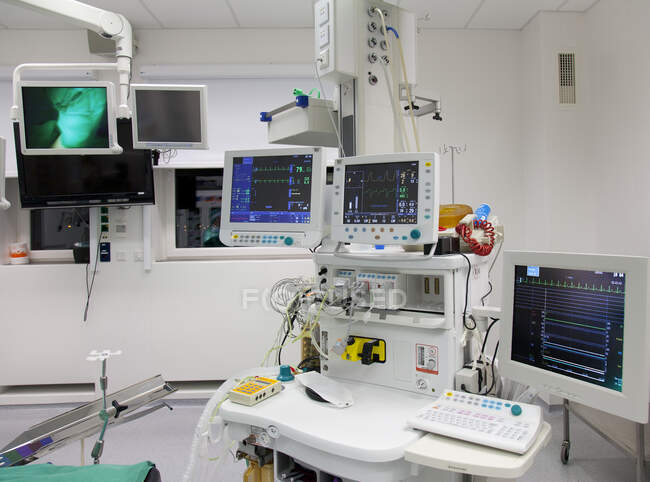Moderner, gut ausgestatteter Operationssaal im neuen Krankenhaus. — Stockfoto