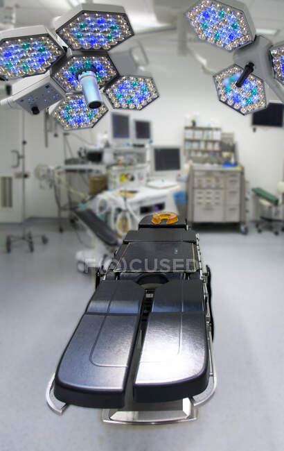 Théâtre opératoire moderne et bien équipé dans un nouvel hôpital. — Photo de stock