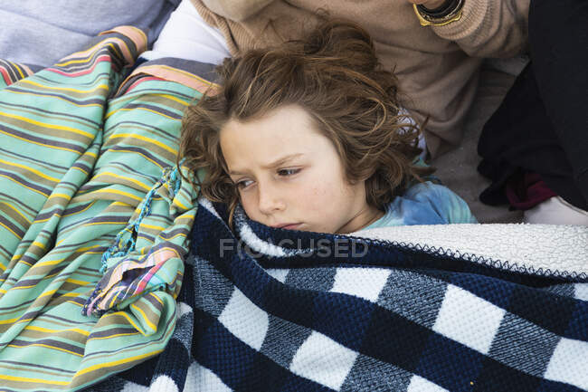 Мальчик отдыхает под одеялом, Де Келдерс, Западная Мыса, Южная Африка. — стоковое фото