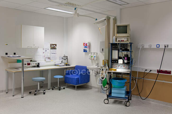 Patient faciities in a modern hospital, beds and patient bays, electronic equipment and curtains — Stock Photo