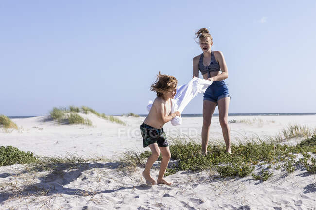 Мальчик и девочка играют, пляж Гротто, Херманус, Западный Кейп, Южная Африка. — стоковое фото