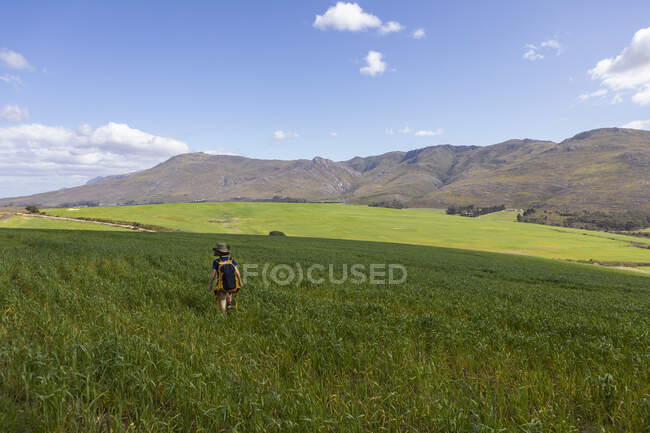Young boy walking, Stanford Valley Guest Farm, Stanford, Western Cape, South Africa. — Foto stock