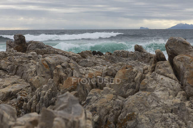 Felsformationen und Ozean, De Kelders, Western Cape, Südafrika. — Stockfoto