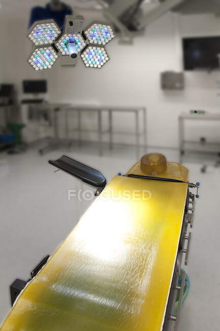 Операційний стіл з жовтим покриттям у новому лікарняному закладі — стокове фото