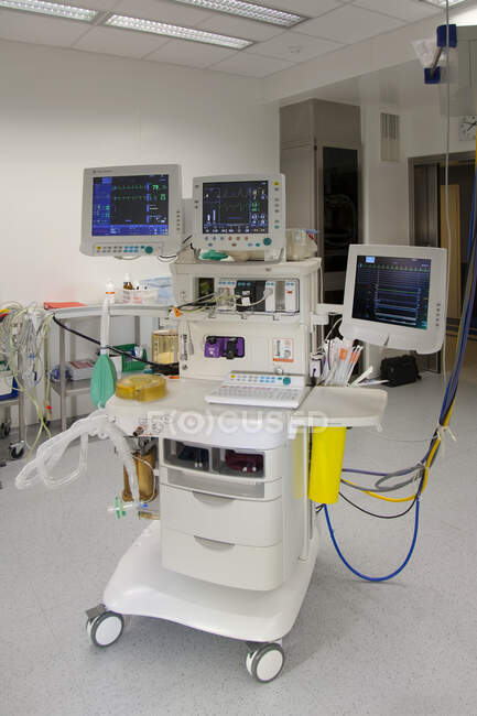 Equipamento de suporte cirúrgico, equipamento de anestesia, carrinho, bandejas de instrumentos e monitores de computador em uma sala de operações — Fotografia de Stock