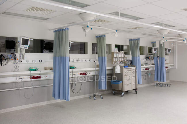 Recovery room outside the operating theatre in a hospital. Drapes, blue curtains around patient bays — Foto stock