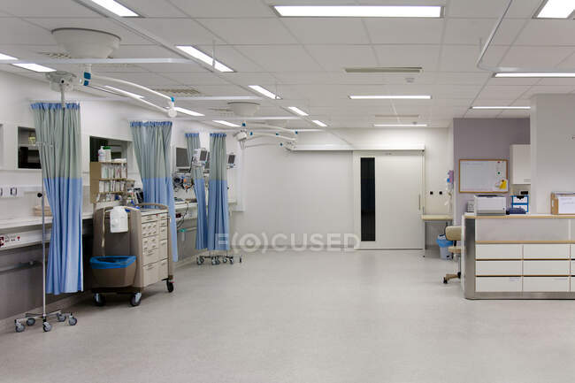 Приемная в современной больнице, послеоперационное восстановление, палаты для пациентов с занавесками — стоковое фото