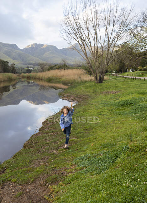 Un niño en una orilla del río Klein. - foto de stock