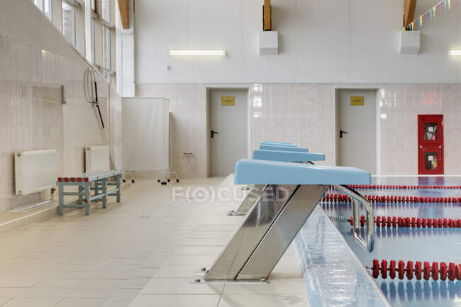 Крытый бассейн с подогревом, дайвинг-блоки, стартовые блоки для соревнований — стоковое фото
