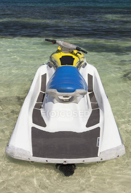 Jet ski in shallow water at the water's edge on the beach — Foto stock