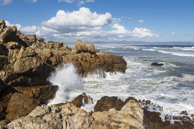 Olas de surf rompiendo en una costa rocosa, en la costa atlántica - foto de stock