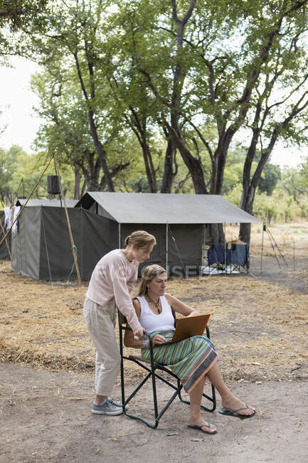 Доросла жінка користується ноутбуком, орендований табір, Дельта Окаванго, Ботсвана. — стокове фото
