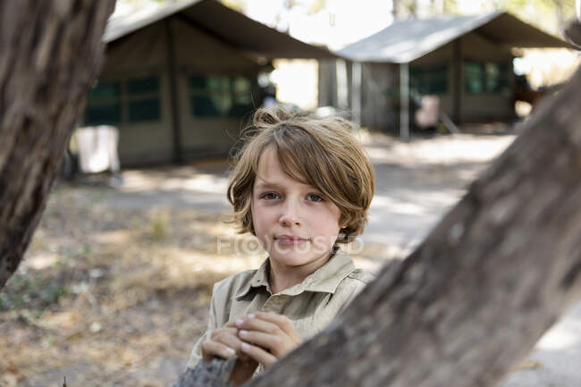 Мальчик в палаточном лагере, дельта Окаванго, Ботсвана — стоковое фото
