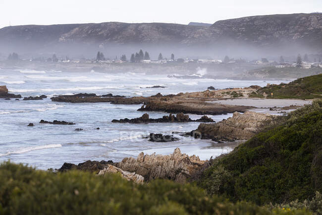 Blick über einen Sandstrand und Felsformationen an der Atlantikküste. — Stockfoto