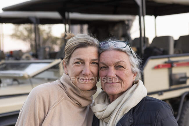 Zwei Frauen neben einem Safari-Fahrzeug, erwachsene Frau und ihre Mutter, Familienbild — Stockfoto