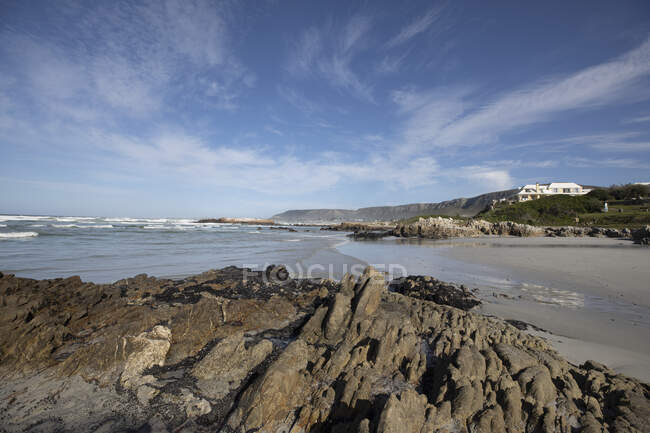 Vue sur une plage de sable fin et des formations rocheuses sur la côte atlantique. — Photo de stock