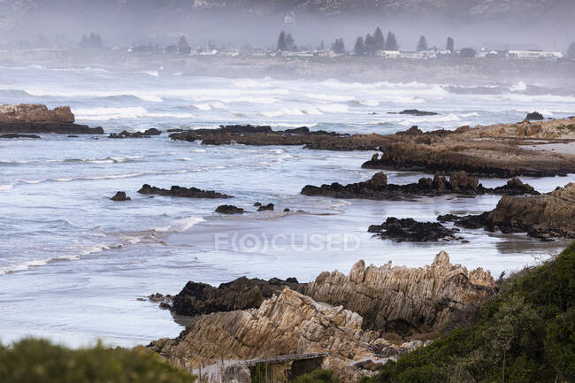 Vista su una spiaggia sabbiosa e formazioni rocciose sulla costa atlantica. — Foto stock