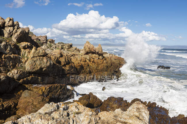 Хвилі розбиваються об скелі пляжу на узбережжі Атлантичного океану.. — стокове фото