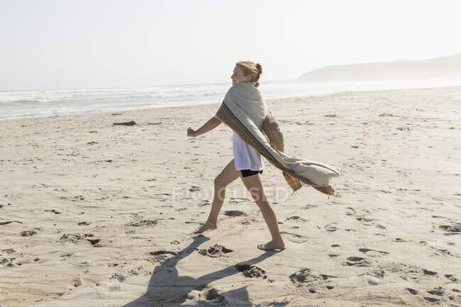 Adolescente dansant sur une plage de sable — Photo de stock