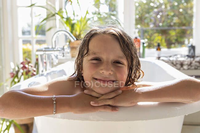 Otto anni ragazzo in una vasca da bagno, avendo un bagno — Foto stock