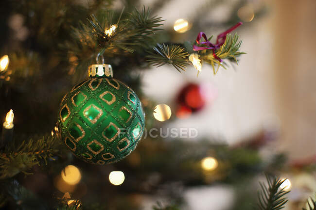 Primer plano de decoraciones de árboles de Navidad verdes y rojos brillantes, - foto de stock