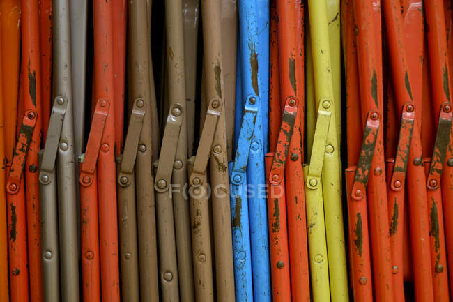 Close-up de cadeiras empilhadas coloridas. — Fotografia de Stock