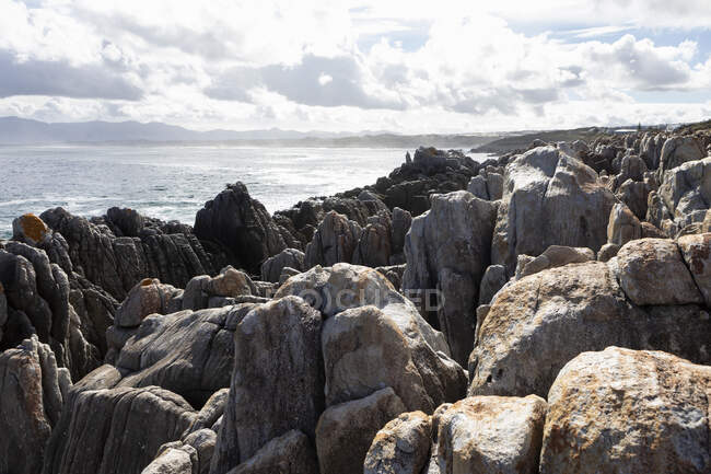 Скалы на береговой линии в Де Келдерс, с видом на океан — стоковое фото