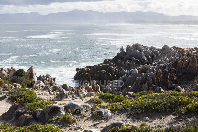 La costa rocosa del océano Atlántico, olas y nubes - foto de stock