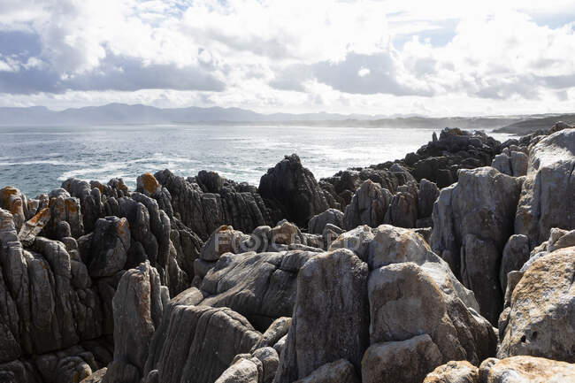 As rochas na costa de De Kelders, com vista para o oceano — Fotografia de Stock