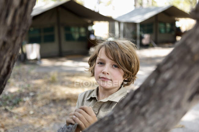 Jovem rapaz no acampamento tenda, Okavango Delta, Botsuana — Fotografia de Stock