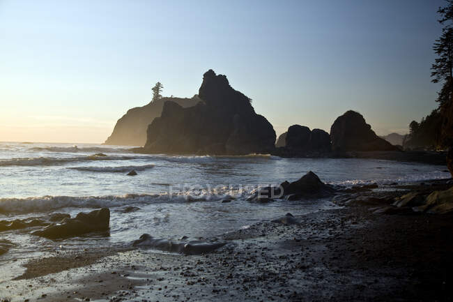 Ruby Beach au coucher du soleil, Parc National Olympique, piles de roches au large. — Photo de stock
