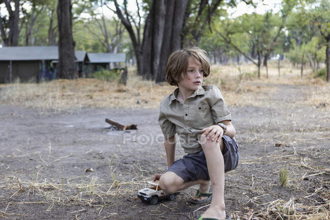 Jovem rapaz no acampamento tenda, Okavango Delta, Botsuana — Fotografia de Stock