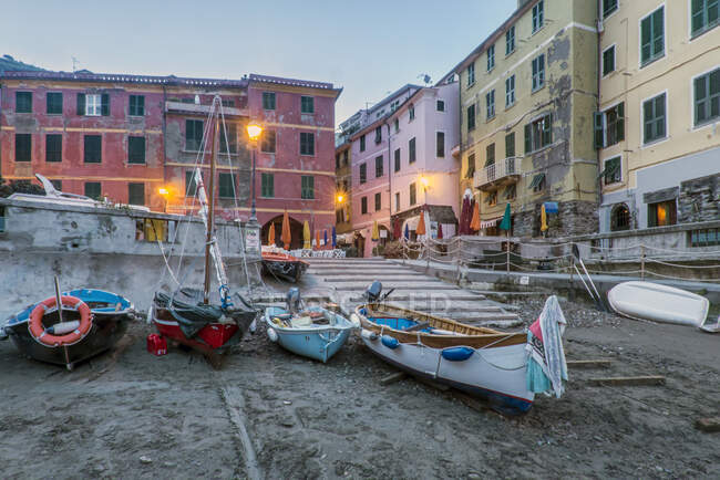 Spiaggia e barche da pesca sulla riva a Le Spezia, una piazza e palazzi storici, alba — Foto stock