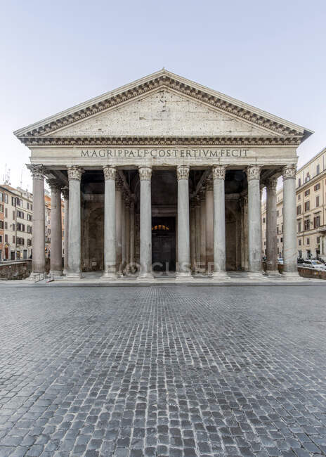 Das Pantheon, ehemaliger römischer Tempel und seit 609 katholische Kirche, Säulen und Giebel, — Stockfoto