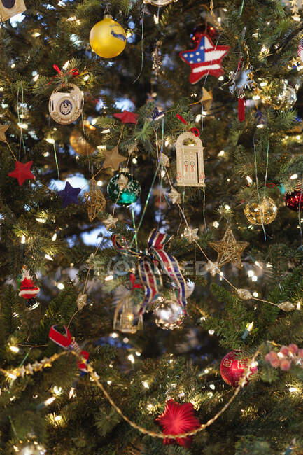 Großaufnahme eines Weihnachtsbaums, Tannenzweig voller Ornamente — Stockfoto