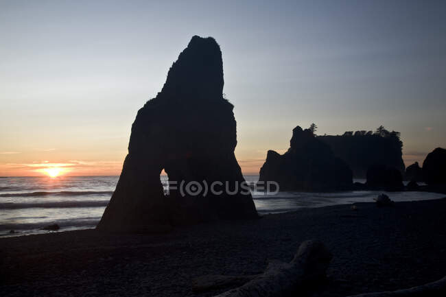 Ruby Beach на заході сонця, кам'яна арка і острів на березі — стокове фото