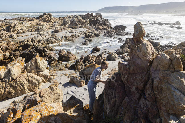 Двое детей исследуют неровные скалы и Атлантическое побережье. — стоковое фото