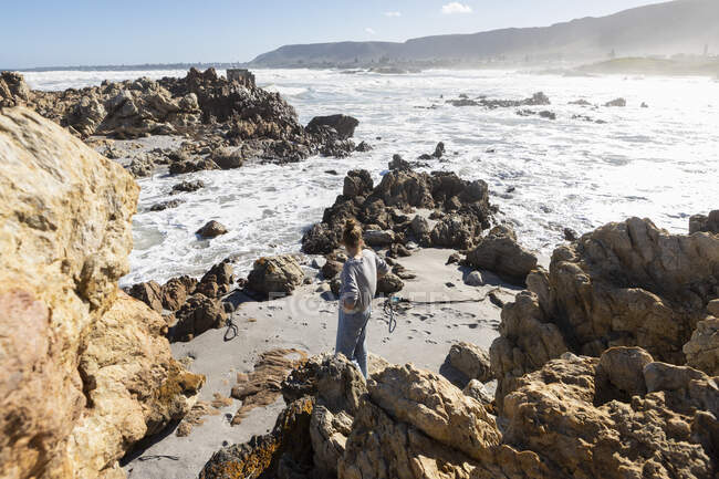 Duas crianças explorando as rochas irregulares e a costa atlântica. — Fotografia de Stock