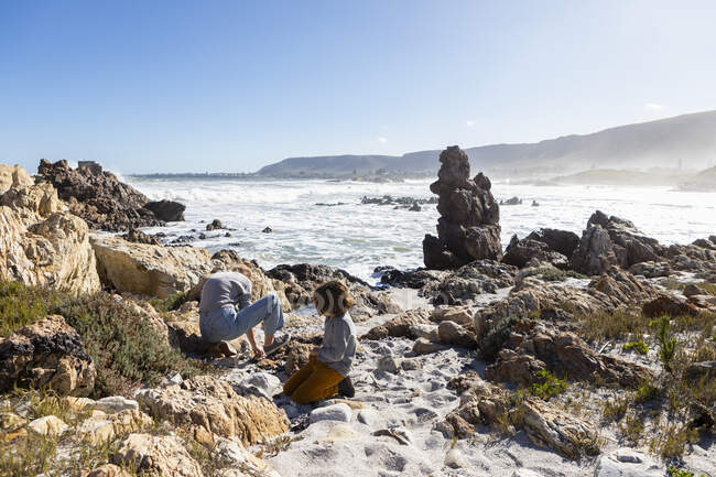 Due bambini alla scoperta delle rocce frastagliate e della costa atlantica. — Foto stock